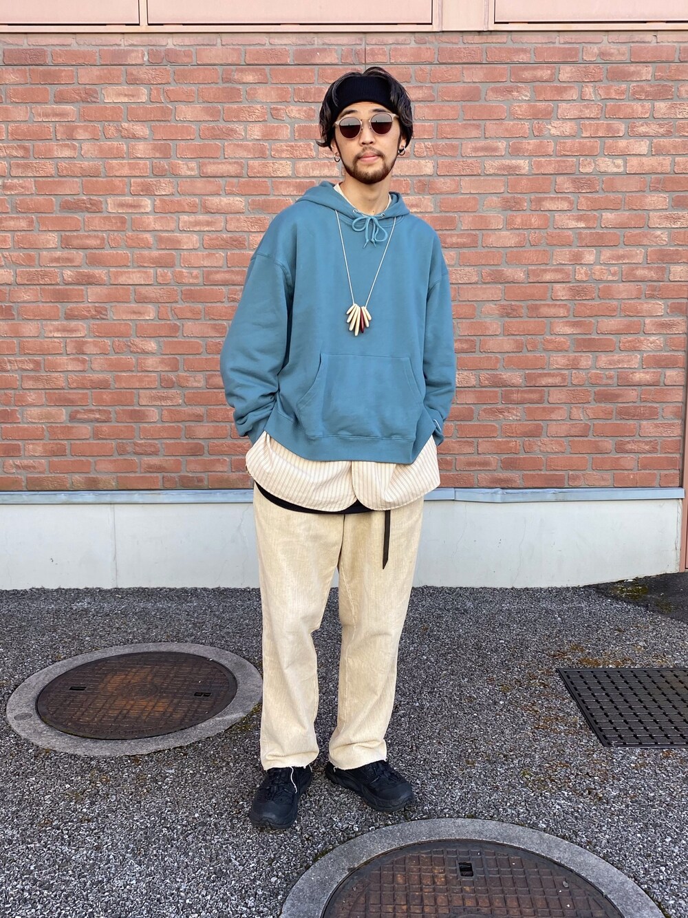 ブルー系のパーカー、ベージュ系のシャツ/ブラウス、ホワイト系のパンツを着用したメンズの秋コーディネートの1枚目の写真