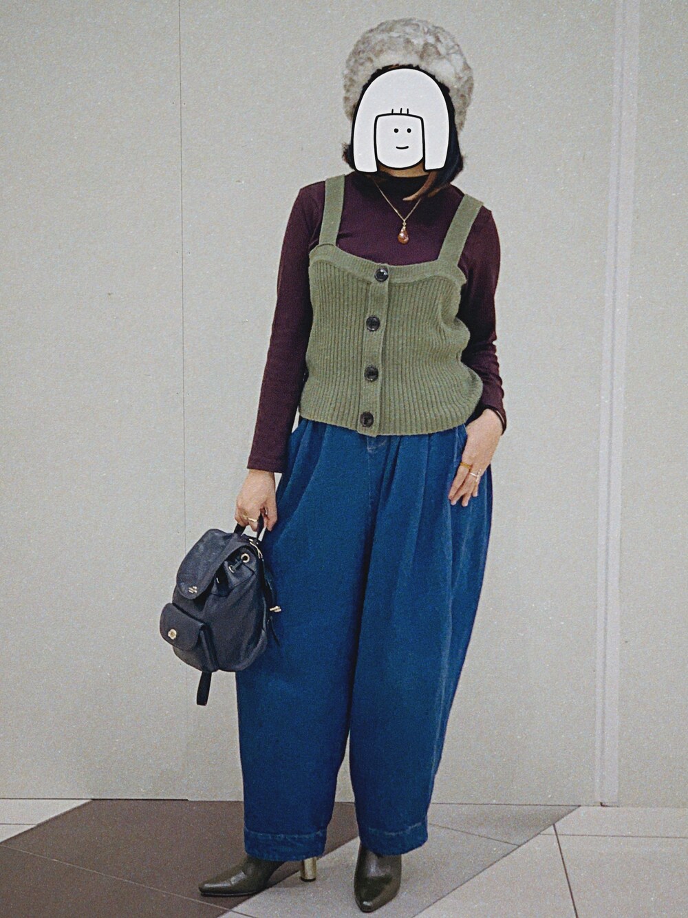 「シンプルコーデ、秋のコーデ、冬コーデ、休日スタイル」｜「MERLOT IKYUのタックボリュームデニムパンツ004-2527（デニムパンツ、ブルー系）」を使った、いいざちゃんさん（レディース・159cm）の秋コーディネートの1枚目の写真