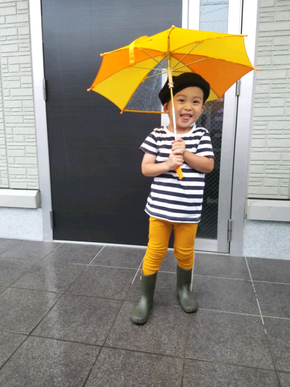 「雨の日コーデ、ボーダートップス、ベレー帽」｜「無印良品のアイテム（Tシャツ/カットソー、ホワイト系）」を使った、naoさん（キッズ・100cm）の秋コーディネートの1枚目の写真