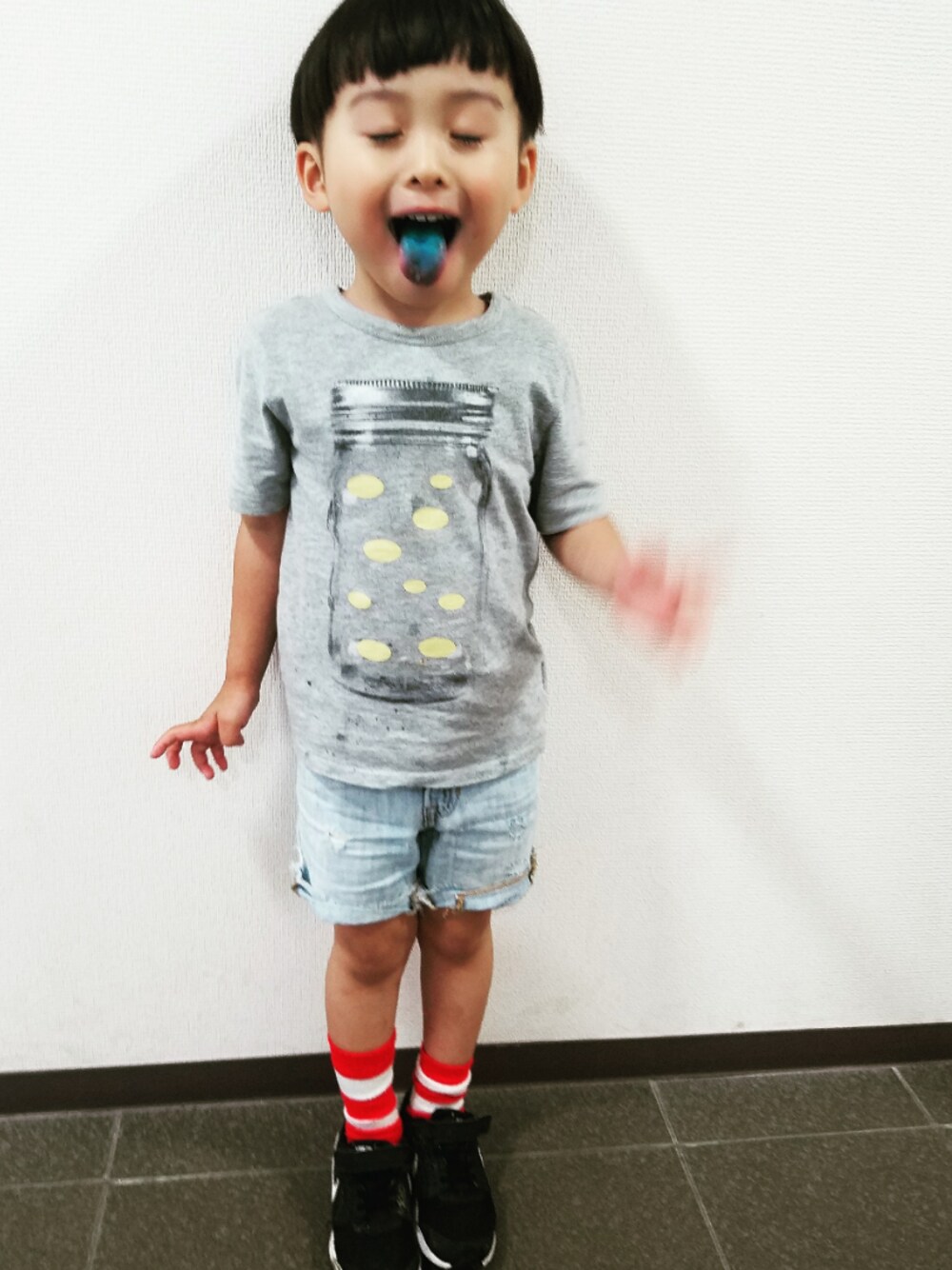 「シンプル、ボーダーソックス、ナイキスニーカー、あかしろ、夏コーデ、休日コーデ」｜「babyGAPのアイテム（Tシャツ/カットソー、グレー系）」を使った、naoさん（キッズ・110cm）の夏コーディネートの1枚目の写真
