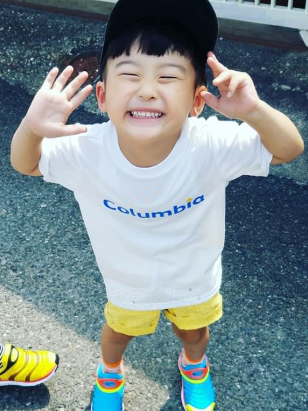 「休日コーデ、楽チンコーデ、ナイキスニーカー、カラフル、カジュアルコーデ」｜「Columbiaのアイテム（Tシャツ/カットソー、ホワイト系）」を使った、naoさん（キッズ・110cm）の夏コーディネートの1枚目の写真