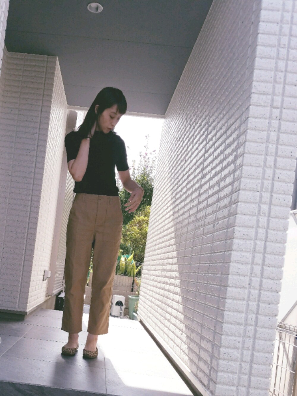 「シンプル、大人カジュアル、夏セールで買いました、プチプラコーデ、レオパードシューズ、GU、黒」｜「GUのアイテム（チノパンツ、ベージュ系）」を使った、naoさん（レディース・171cm）の夏コーディネートの1枚目の写真