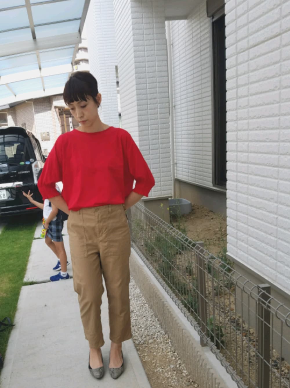 「カジュアルコーデ、大人カジュアル、ラクチンコーデ、赤、パンプス、ベージュ×赤、パイソン柄」｜「RAY CASSINのアイテム（Tシャツ/カットソー、レッド系）」を使った、naoさん（レディース・171cm）の夏コーディネートの1枚目の写真