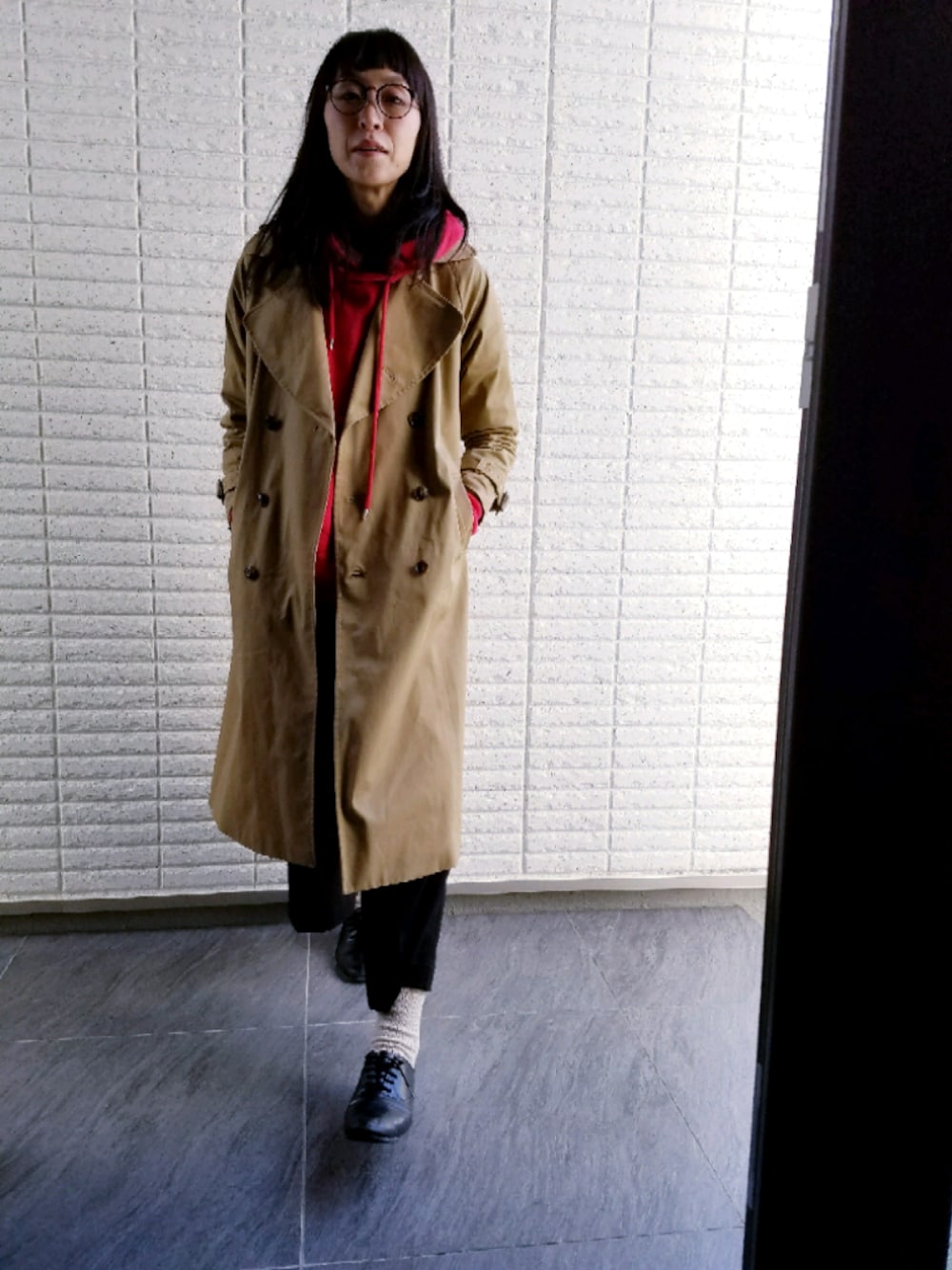 「ゆるコーデ、オトナカジュアル、シンプル、休日スタイル、パーカー、トレーナー、トレンチコート、UNIQLO、ヒートテックソックス」｜「NANO universeのアイテム（トレンチコート、ベージュ系）」を使った、naoさん（レディース・171cm）の冬コーディネートの1枚目の写真