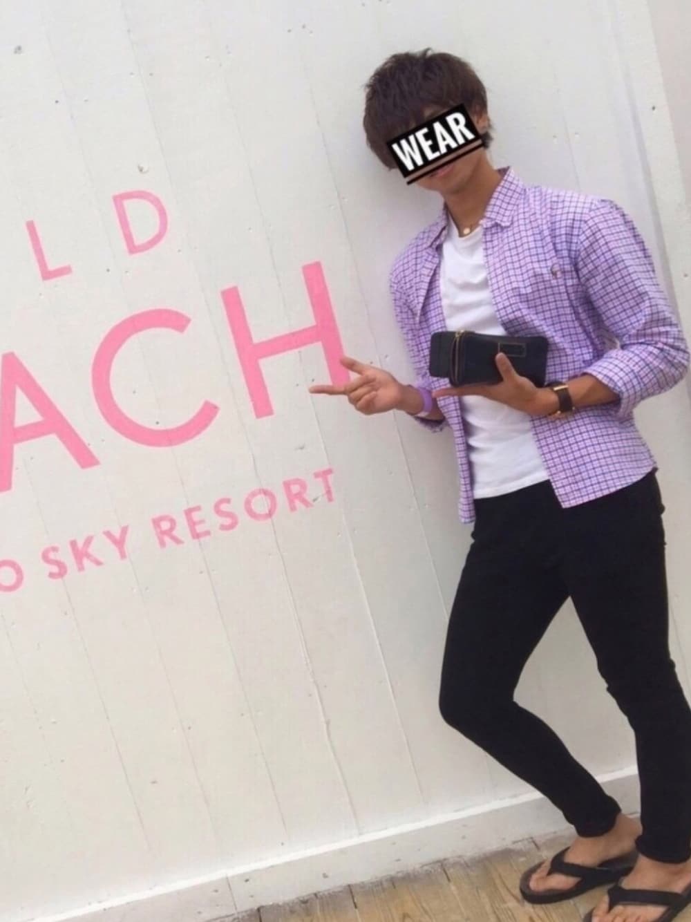 ブラック系のデニムパンツ、ピンク系のシャツ/ブラウス、ブラック系のビーチサンダルを着用したメンズの冬コーディネートの1枚目の写真