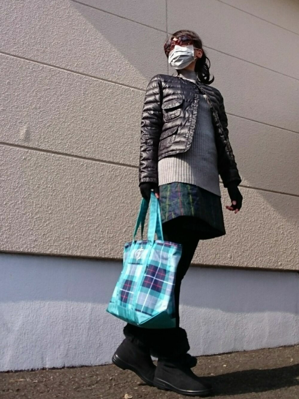 「オトナカジュアル、カジュアル、スカート、ユニクロ、UNIQLO、サングラス、l.l.bean、L.L.Beanトート、ユニクロニット、ブラック」｜「L.L.Beanのアイテム（トートバッグ、グリーン系）」を使った、kei_さん（レディース・165cm）の春コーディネートの1枚目の写真