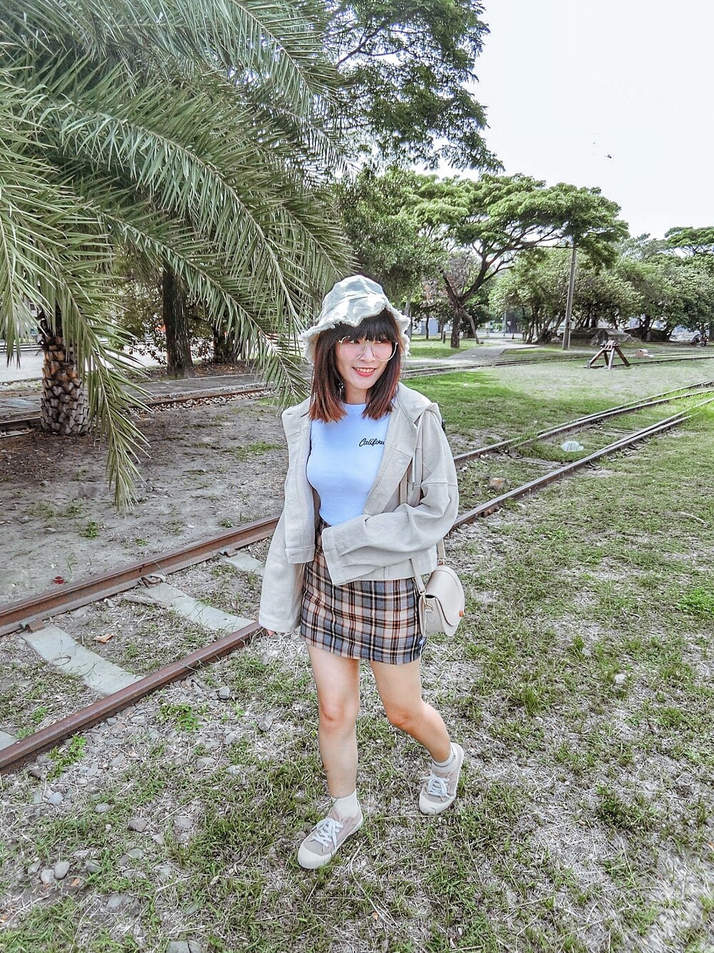 ベージュ系のジャケット/アウターを着用したレディースの春コーディネートの1枚目の写真