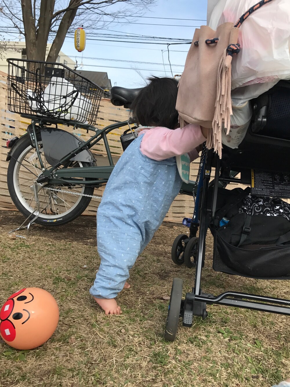 「花見、おんなのこ、H&M、はだし、公園」｜「H&Mのアイテム（ママ＆ベビー、ブルー系）」を使った、mamamakaさん（キッズ・70cm）の春コーディネートの1枚目の写真