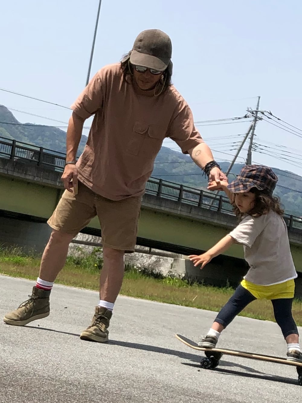 「BEAMSのアイテム（Tシャツ/カットソー、ベージュ系）」を使った、joxarさん（メンズ・169cm）の夏コーディネートの1枚目の写真