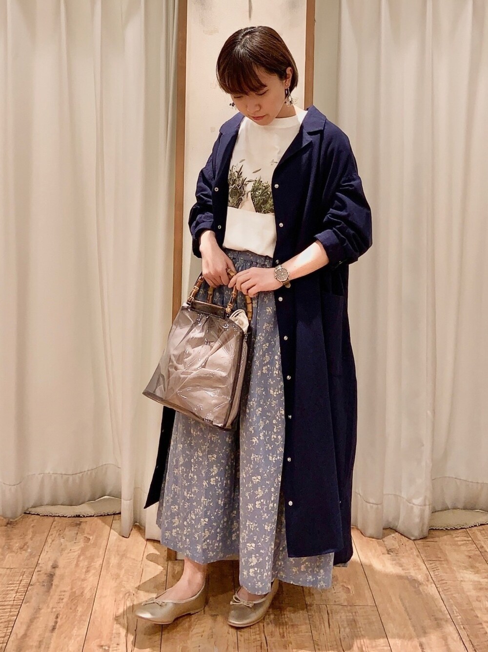 ブルー系のその他アウター、ホワイト系のTシャツ/カットソー、ブラック系のバッグを着用したレディースの春コーディネートの1枚目の写真