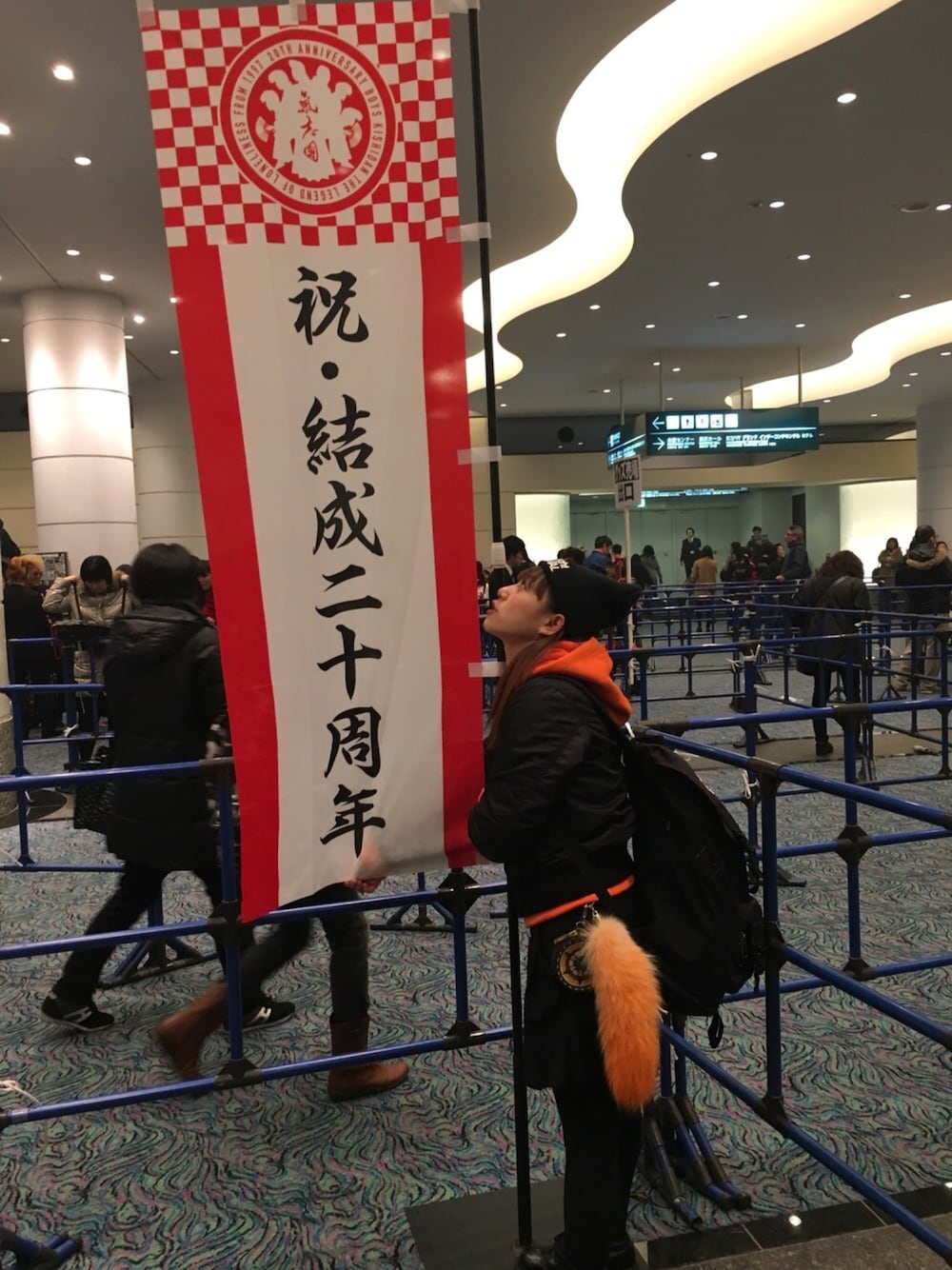 「Dr.Martens、ユニクロ、blackmeans、氣志團、橙組」｜「UNIQLOのアイテム（パーカー、オレンジ系）」を使った、KEIさん（レディース・150cm）の冬コーディネートの1枚目の写真