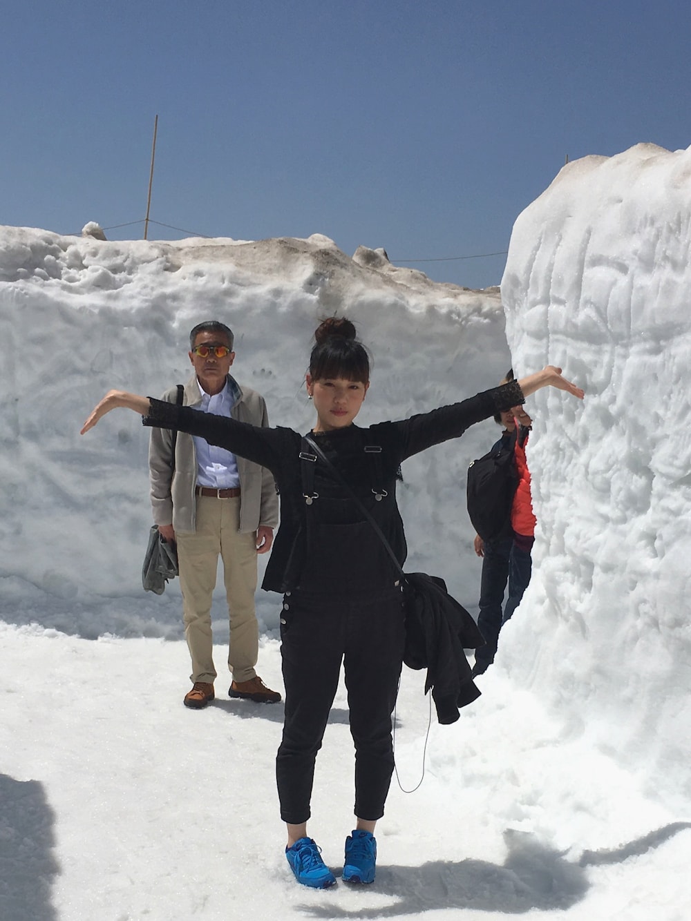 「selectmoca、NIKE、NIKE AIR MAX、used、富山、雪の大谷、家族旅行、背後にいるのは父」｜「select MOCAの【GISELe4月号掲載】【2/28予約受付開始！】セーラーカラー風総レースペプラムトップス（シャツ/ブラウス、ブラック系）」を使った、KEIさん（レディース・150cm）の春コーディネートの1枚目の写真