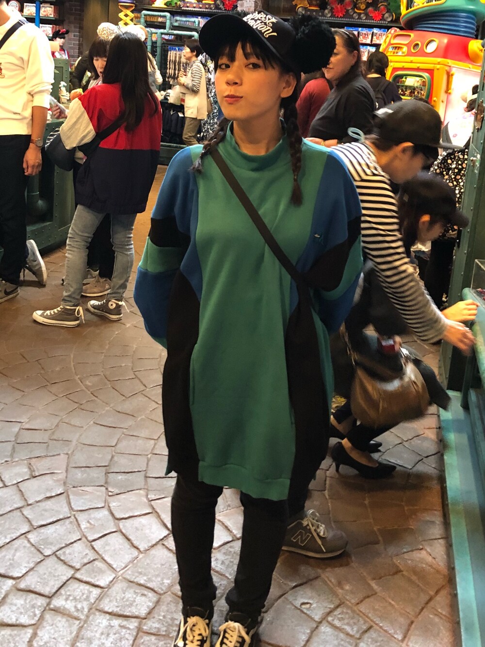 「Candy Stripper、ユニクロ、VANS、ディズニーランド、ディズニーコーデ」｜「Candy StripperのBRAVE DINOSAUR スウェット ワンピース（ワンピース、グリーン系）」を使った、KEIさん（レディース・150cm）の秋コーディネートの1枚目の写真