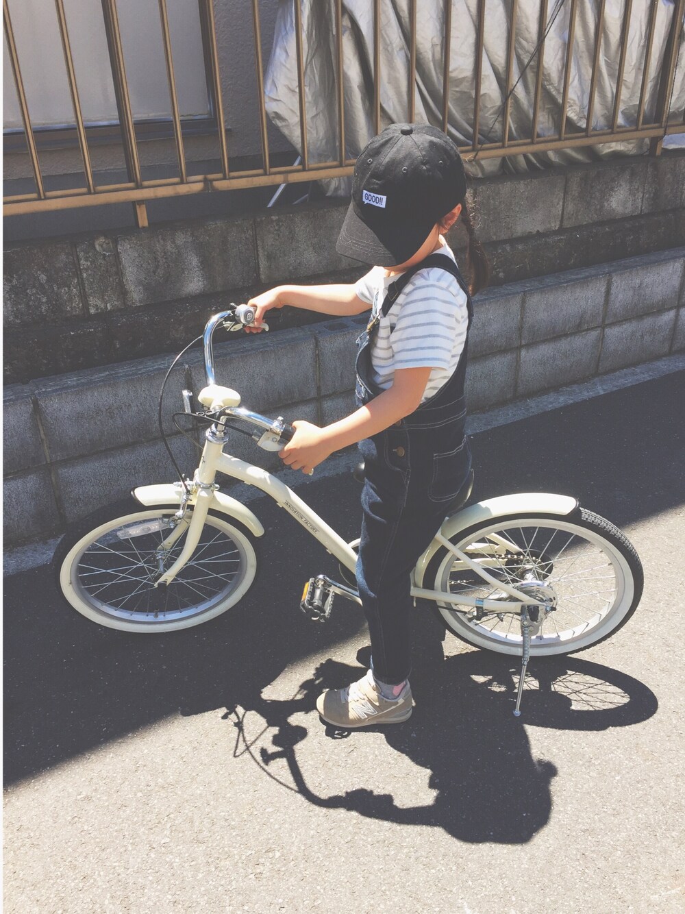 「デニムサロペット、ボーダー、ニューバランス、キャップ、自転車特訓中」｜「しまむらのアイテム（キャップ、ブラック系）」を使った、YU☺︎さん（キッズ・110cm）の夏コーディネートの1枚目の写真