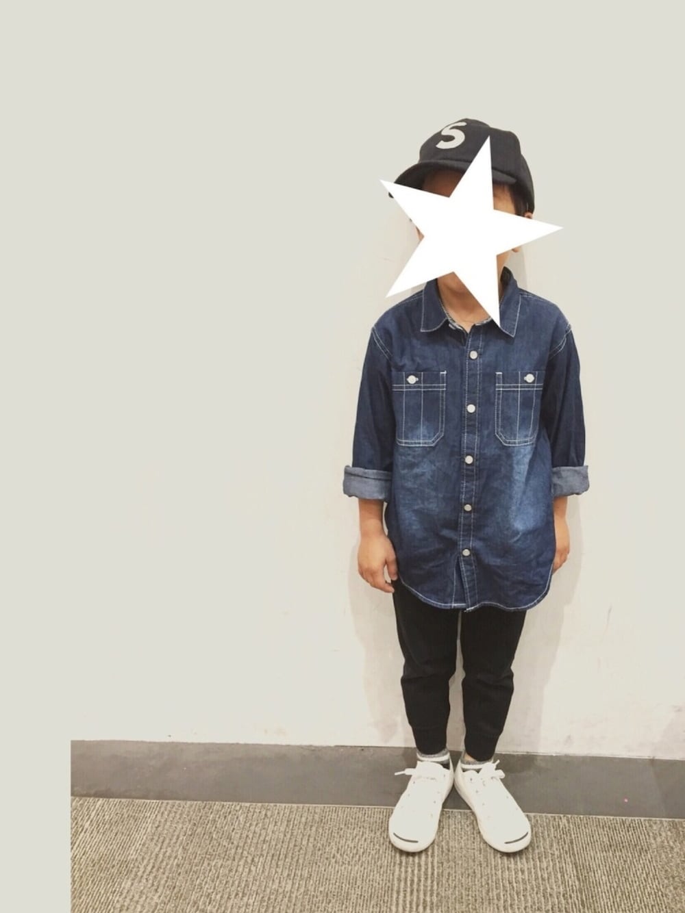 「デニムシャツ、白いスニーカー、黒いパンツ、キャップ、ダイソー帽子、DAISOキャップ」｜「DAISOのアイテム（キャップ、その他）」を使った、YU☺︎さん（キッズ・100cm）の秋コーディネートの1枚目の写真