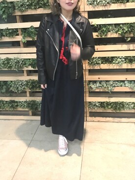 「ワンピース×スニーカー」｜「アイテム（ライダースジャケット）」を使った、かほぴん、さん（レディース・162cm）の春コーディネート