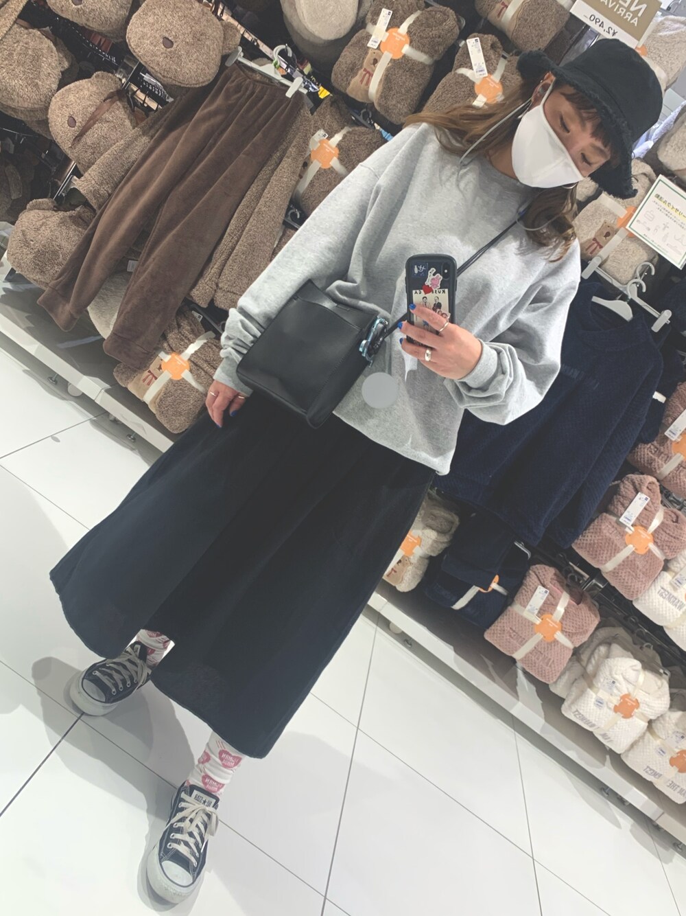 「カジュアルコーデ、シンプルコーデ、オーバーサイズ、ootd、モノトーンコーデ、チャンピオン、コンバース、Champion、converse、HUMAN MADE」｜「CONVERSEのCONVERSE ALL STAR OX(BLACK)（スニーカー、ブラック系）」を使った、かほぴん、さん（レディース・162cm）の秋コーディネートの1枚目の写真