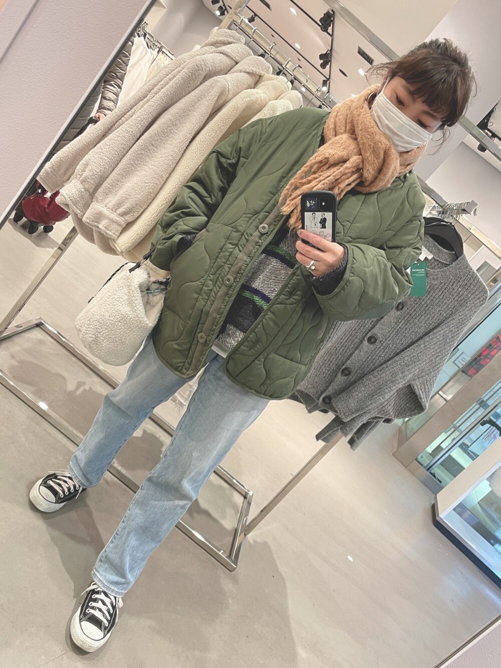「カジュアルコーデ、シンプル、ボーイッシュ、ユニクロ、コンバース、converse、UNIQLO、スニーカー、プチプラコーデ」｜「CONVERSEのCONVERSE ALL STAR OX(BLACK)（スニーカー、ブラック系）」を使った、かほぴん、さん（レディース・162cm）の冬コーディネートの1枚目の写真