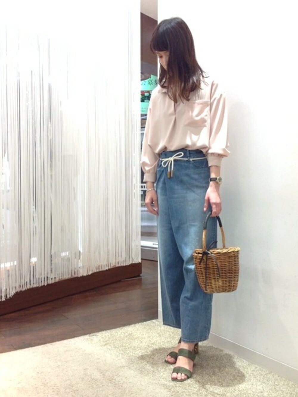 「デニムパンツ、サンダル、スキッパーシャツ、SHIPS for women、チャンキーヒール、2ストラップ」｜「SHIPSのポケットスキッパーシャツ（シャツ/ブラウス、ピンク系）」を使った、本田さん（レディース・170cm）の春コーディネートの1枚目の写真