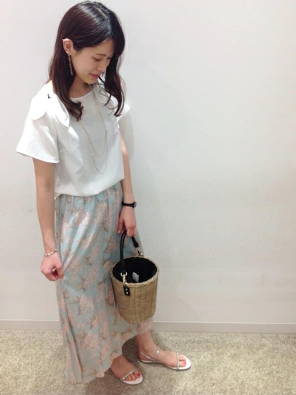 「SHIPSの《予約》リバティプリントスカートlilac ◆（スカート、ブルー系）」を使った、本田さん（レディース・170cm）の春コーディネートの1枚目の写真