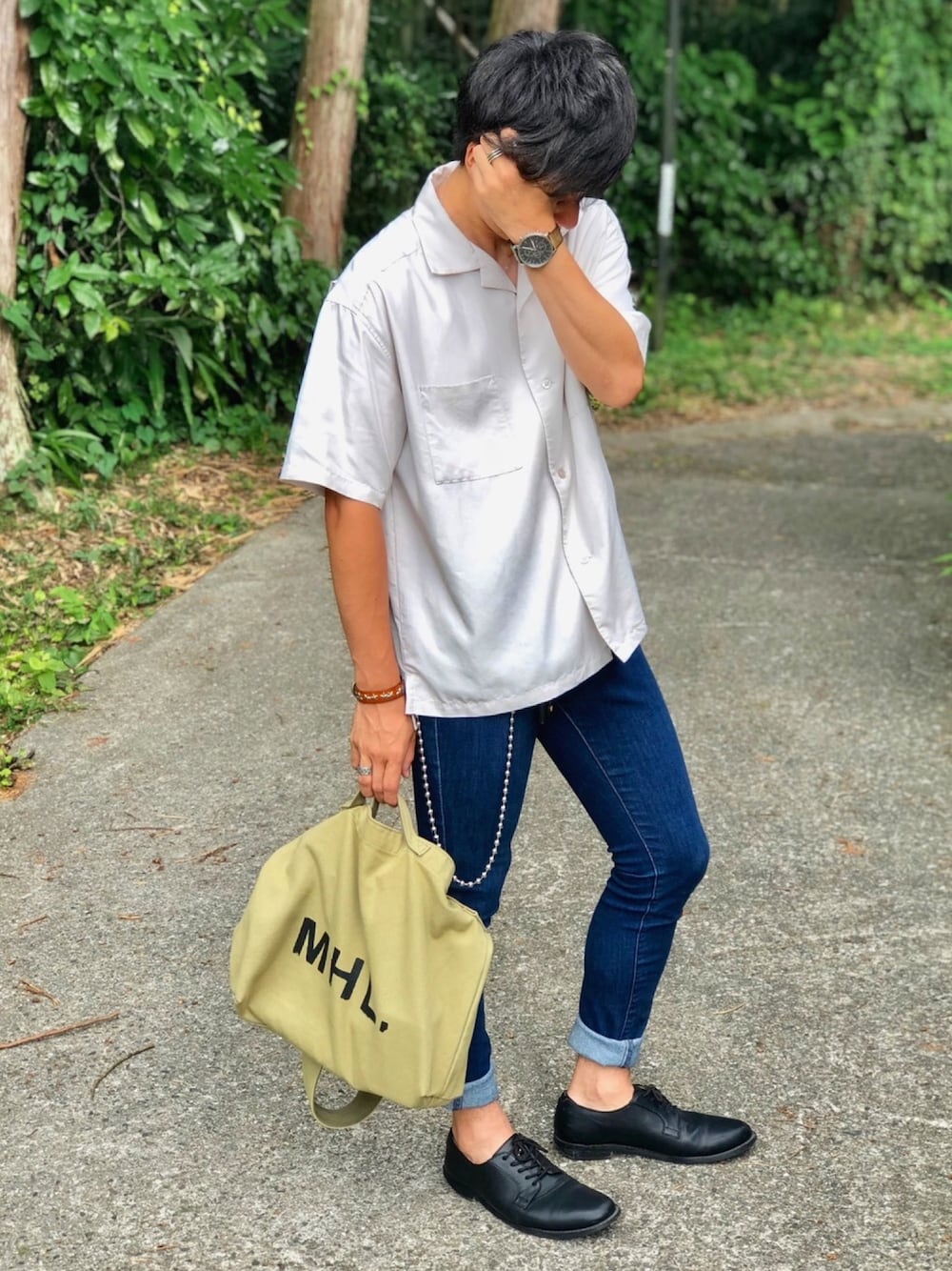 グレー系のシャツ/ブラウス、グリーン系のトートバッグ、ブルー系のパンツを着用したメンズの夏コーディネートの1枚目の写真