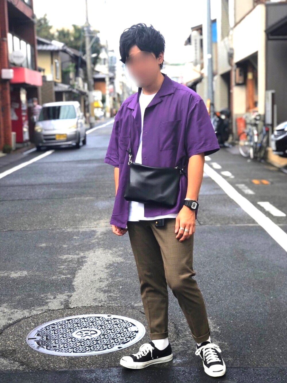 グレー系のシャツ/ブラウス、ブラック系のショルダーバッグ、ブラウン系のその他パンツを着用したメンズの秋コーディネートの1枚目の写真