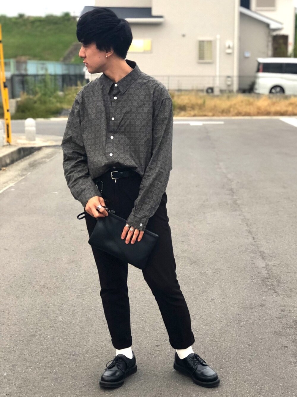 ブラウン系のシャツ/ブラウス、ブラック系のその他パンツを着用したメンズの秋コーディネートの1枚目の写真