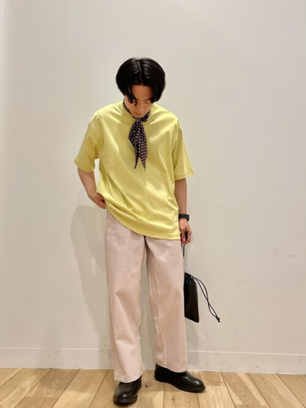 イエロー系のTシャツ/カットソー、ベージュ系のその他パンツ、ブラック系のバックパック/リュックを着用したメンズの春コーディネートの1枚目の写真