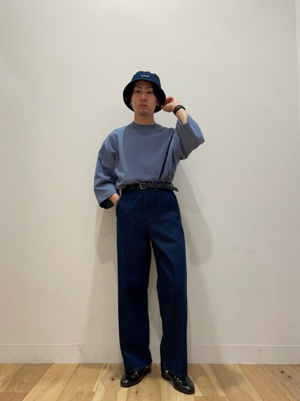 ブルー系のTシャツ/カットソー、ブルー系のその他パンツ、ブルー系のハットを着用したメンズの夏コーディネートの1枚目の写真