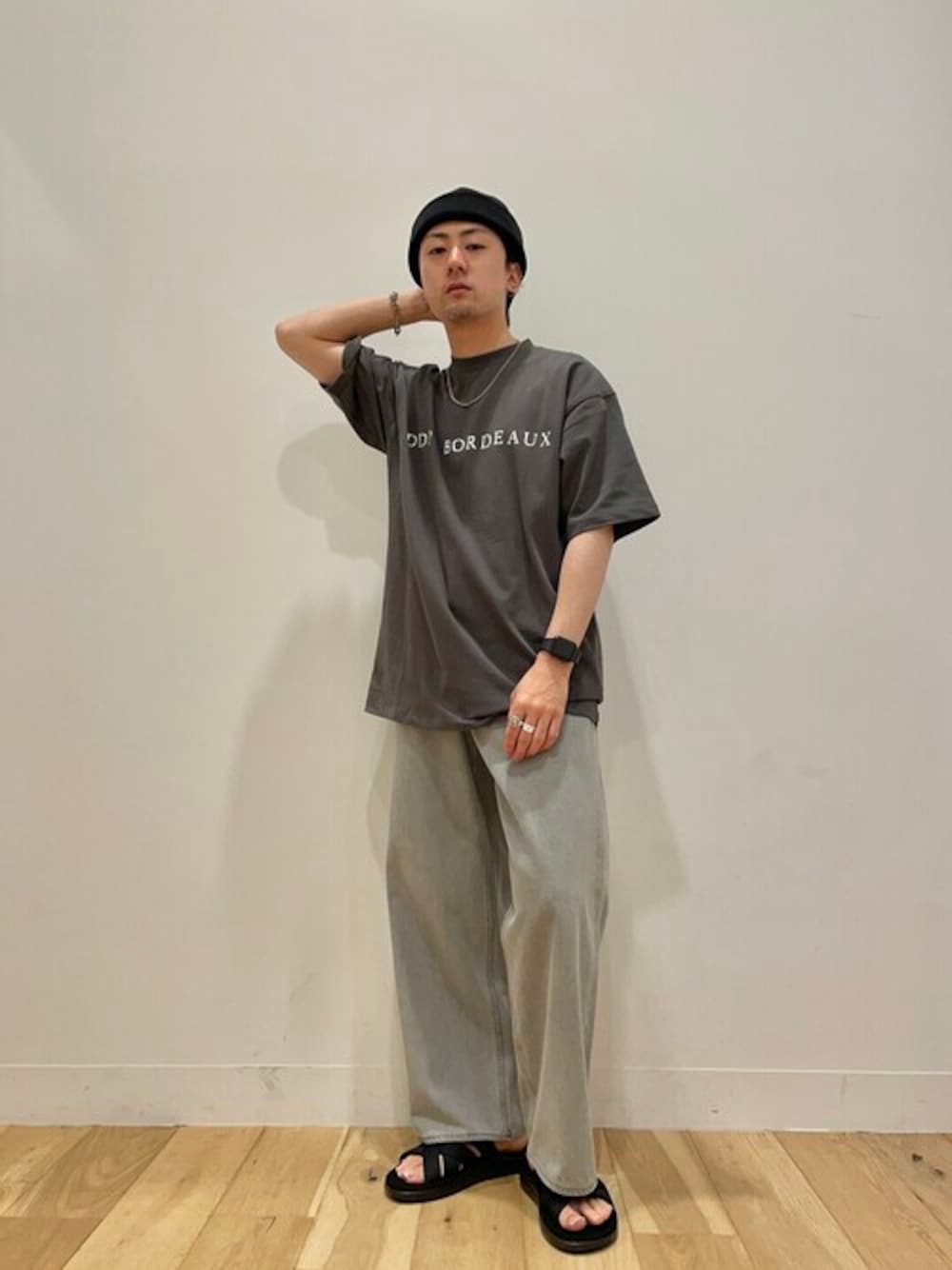 グレー系のTシャツ/カットソー、グレー系のその他パンツ、ブラック系のサンダルを着用したメンズの夏コーディネートの1枚目の写真