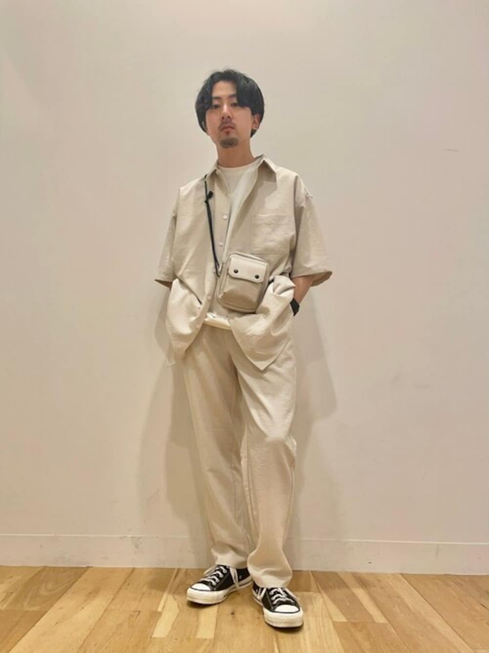 ホワイト系のシャツ/ブラウス、ホワイト系のその他パンツ、ホワイト系のTシャツ/カットソーを着用したメンズの夏コーディネートの1枚目の写真