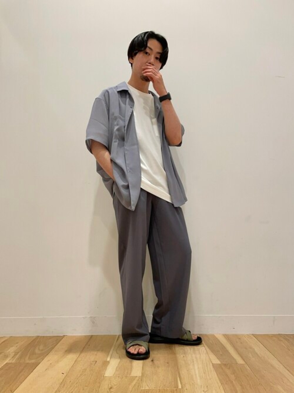 ブルー系のシャツ/ブラウス、ブルー系のスラックス、ホワイト系のTシャツ/カットソーを着用したメンズの夏コーディネートの1枚目の写真