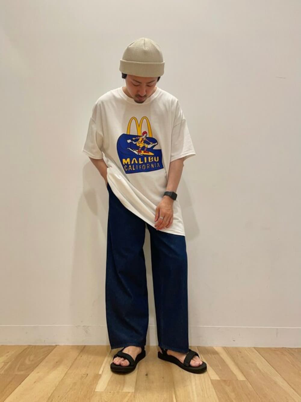 ブルー系のその他パンツ、ブラック系のサンダル、ベージュ系のニットキャップ/ビーニーを着用したメンズの夏コーディネートの1枚目の写真