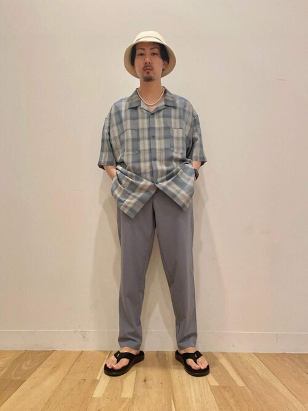 ブルー系のシャツ/ブラウス、ブルー系のスラックス、ブラック系のサンダルを着用したメンズの夏コーディネートの1枚目の写真