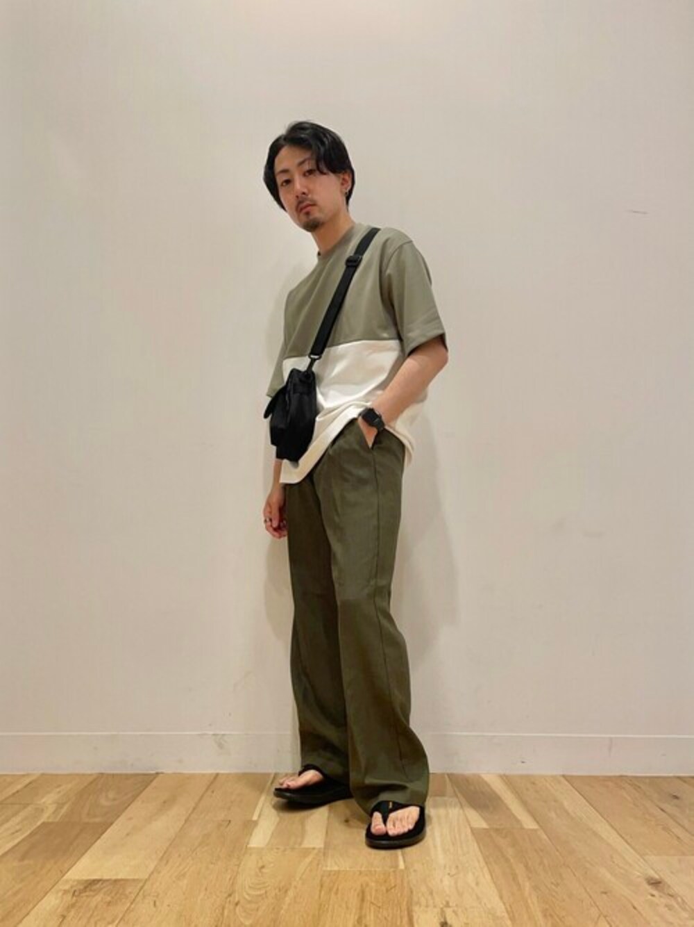 グリーン系のTシャツ/カットソー、グリーン系のその他パンツ、ブラック系のショルダーバッグを着用したメンズの夏コーディネートの1枚目の写真