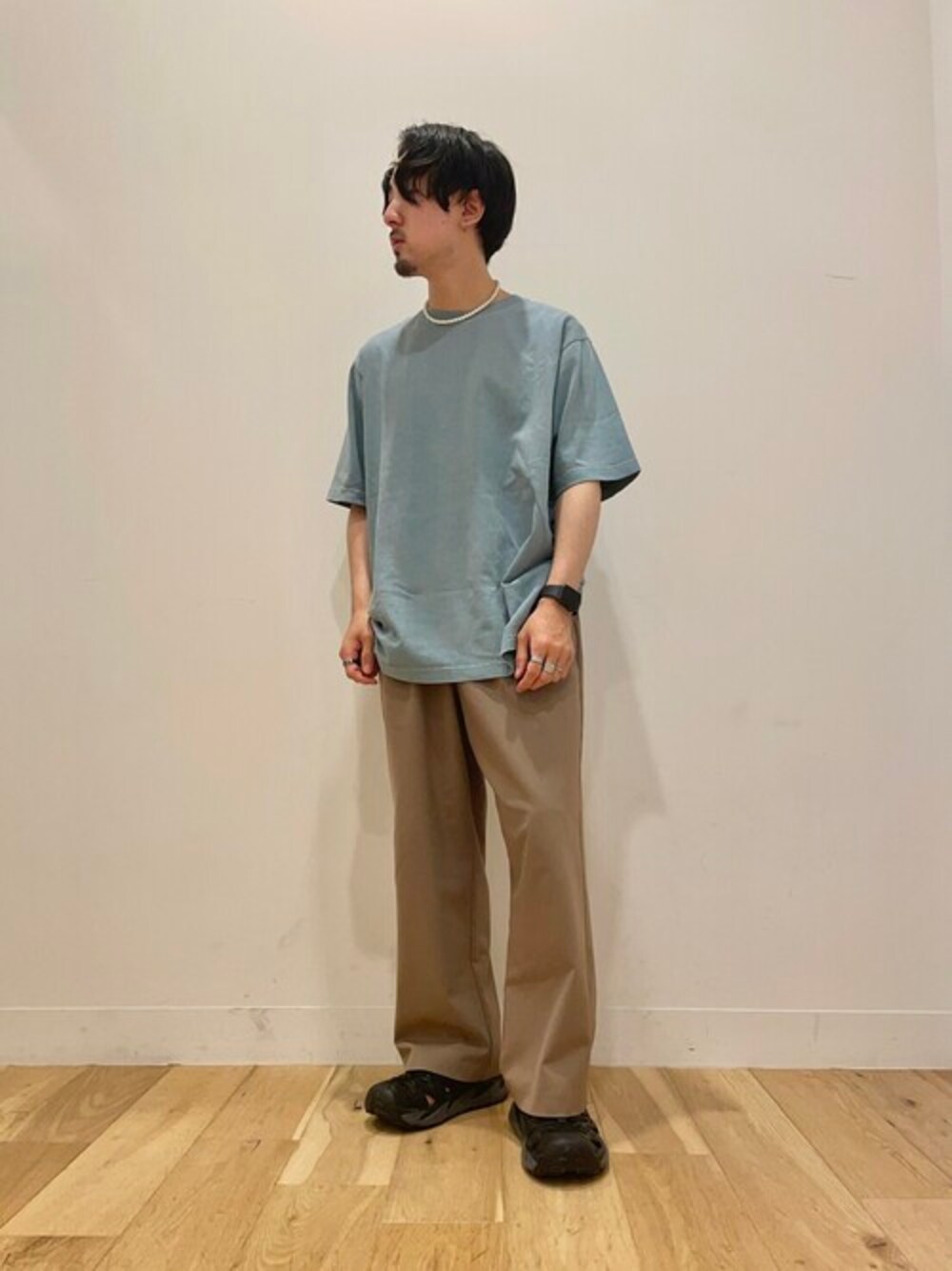 ブルー系のTシャツ/カットソー、ベージュ系のその他パンツを着用したメンズの夏コーディネートの1枚目の写真