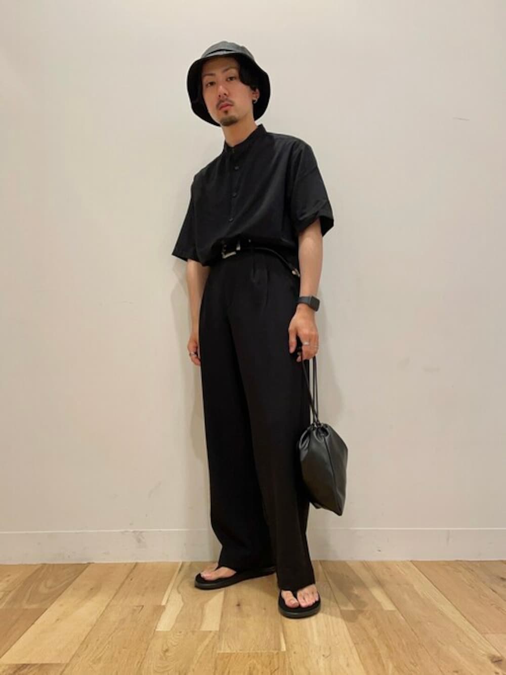 ブラック系のシャツ/ブラウス、ブラック系のスラックス、ブラック系のバックパック/リュックを着用したメンズの夏コーディネートの1枚目の写真