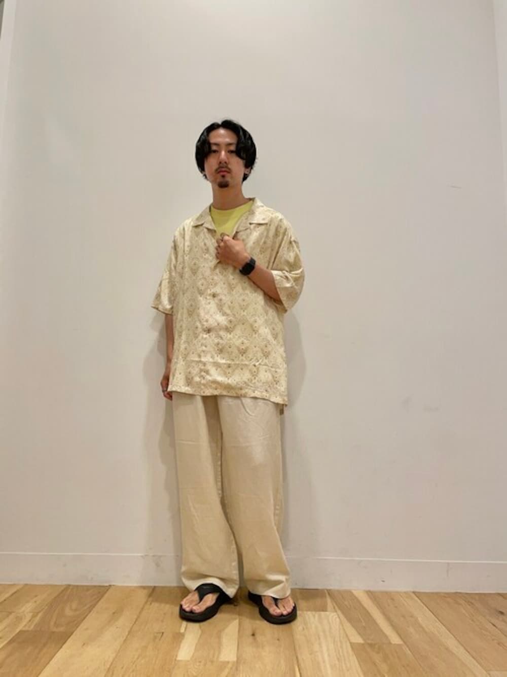 ベージュ系のシャツ/ブラウス、イエロー系のTシャツ/カットソー、ベージュ系のその他パンツを着用したメンズの夏コーディネートの1枚目の写真