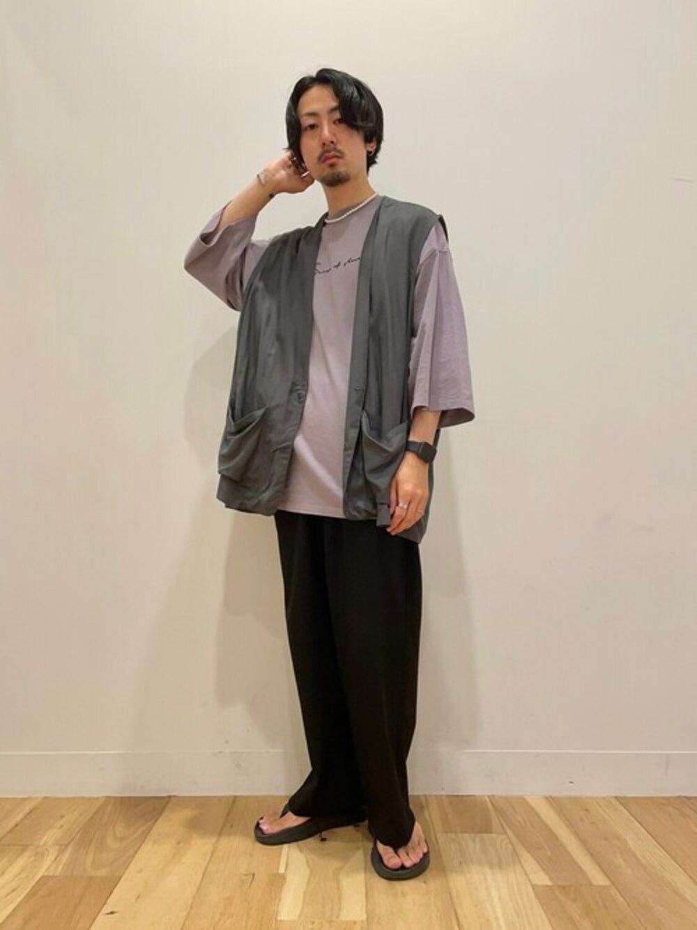 パープル系のTシャツ/カットソー、ブラック系のその他パンツ、グレー系のその他アウターを着用したメンズの夏コーディネートの1枚目の写真