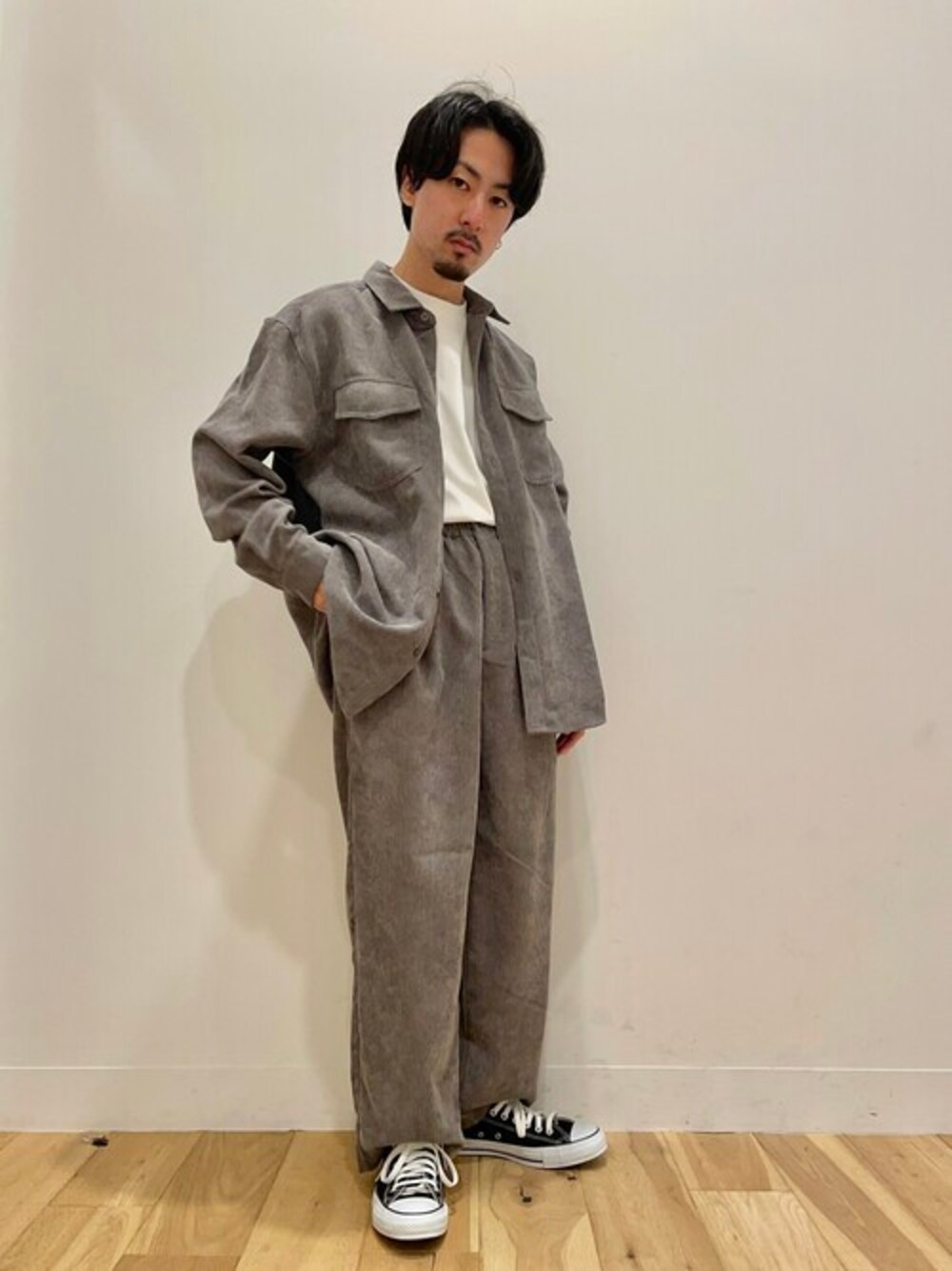 パープル系のシャツ/ブラウス、パープル系のその他パンツを着用したメンズの秋コーディネートの1枚目の写真