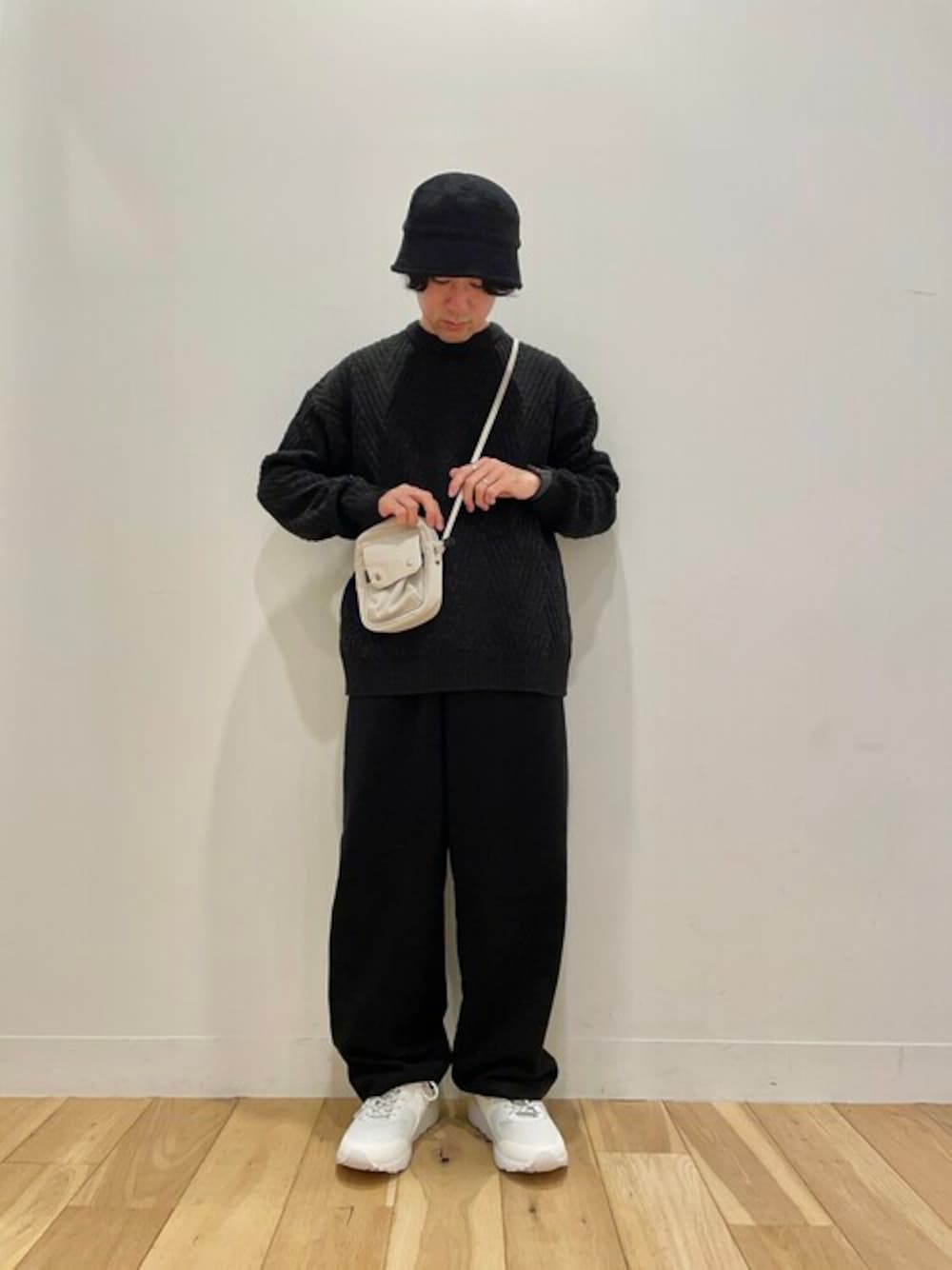 ブラック系のニット/セーター、ブラック系のその他パンツを着用したメンズの秋コーディネートの1枚目の写真