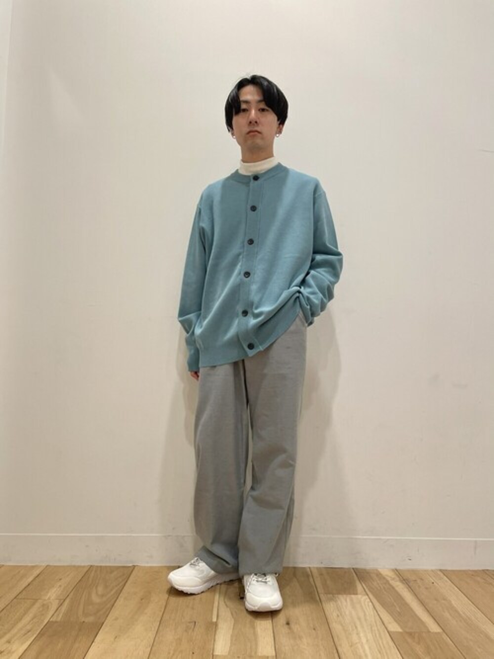 グリーン系のカーディガン/ボレロ、ブルー系のその他パンツ、ホワイト系のTシャツ/カットソーを着用したメンズの冬コーディネートの1枚目の写真