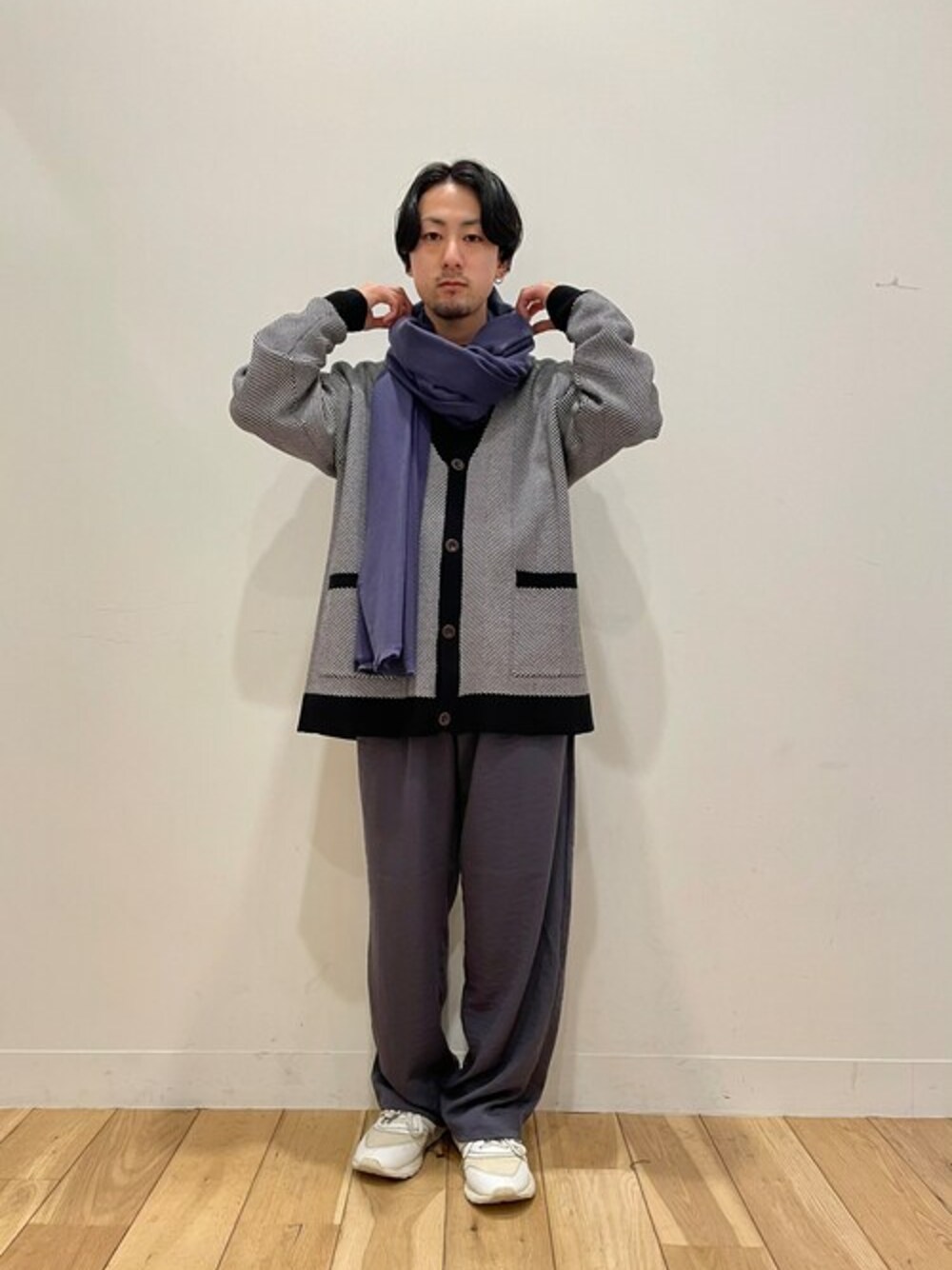 パープル系のその他パンツ、ブラック系のカーディガン/ボレロ、パープル系のマフラーを着用したメンズの冬コーディネートの1枚目の写真