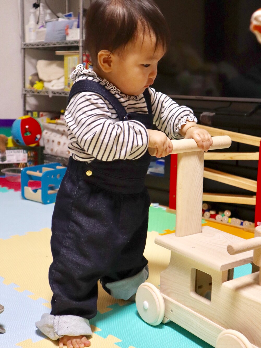 「オーバーオール、ジーンズ、ボーダー、あかちゃんコーデ、ベビーコーデ」｜「PETIT BATEAUのアイテム（トップス、その他）」を使った、michiyoさん（レディース・70cm）の冬コーディネートの1枚目の写真