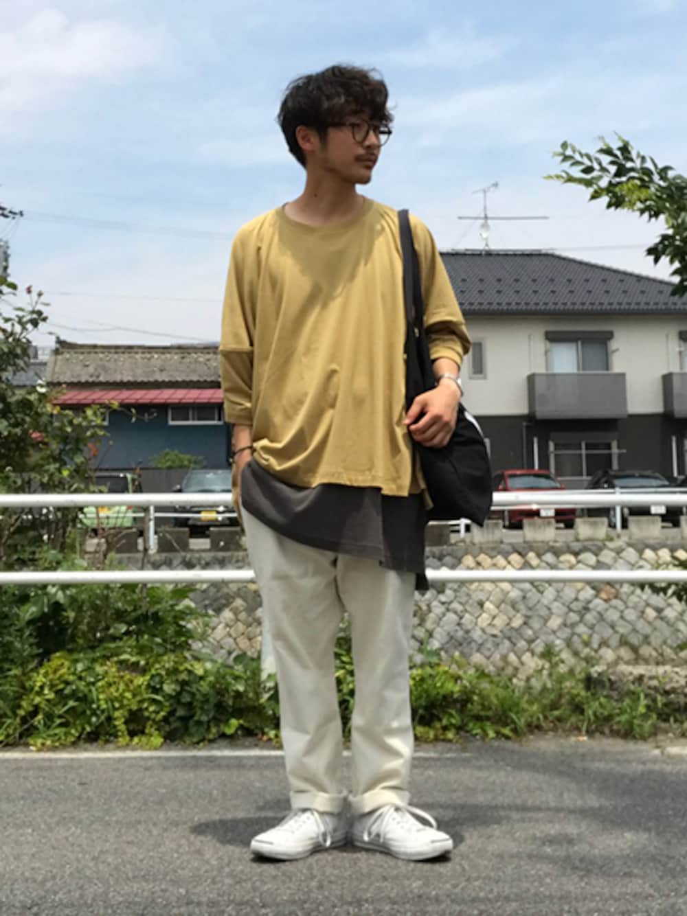 イエロー系のTシャツ/カットソー、グレー系のTシャツ/カットソー、その他のその他を着用したメンズの夏コーディネートの1枚目の写真