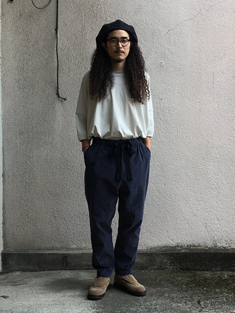 ホワイト系のTシャツ/カットソー、グレー系のその他パンツ、ベージュ系のその他シューズを着用したメンズの夏コーディネートの1枚目の写真