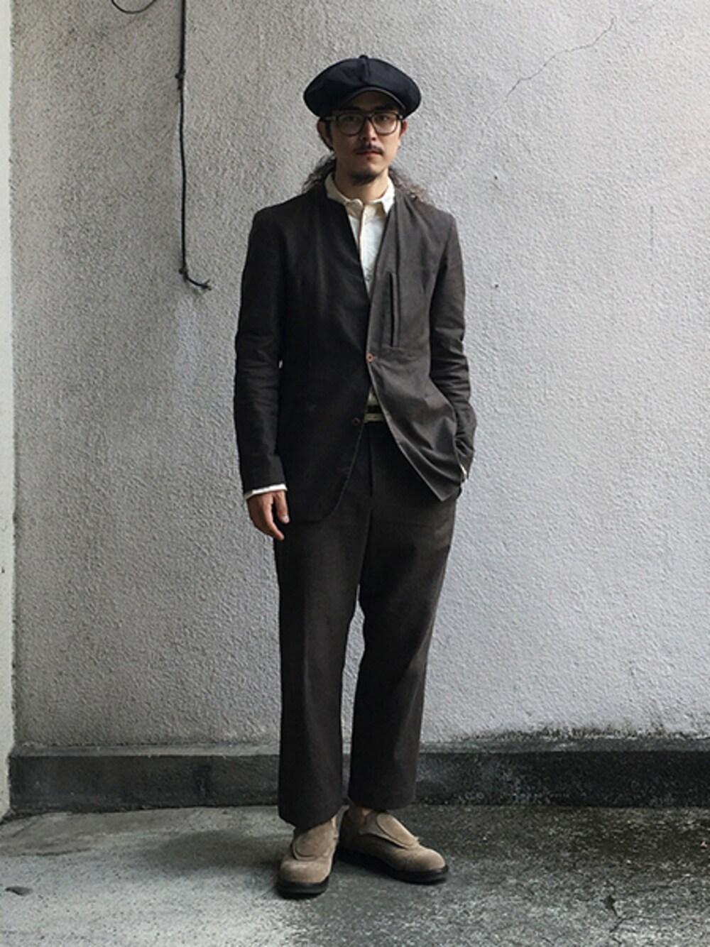 ホワイト系のシャツ/ブラウス、ベージュ系のその他シューズ、その他のその他を着用したメンズの夏コーディネートの1枚目の写真