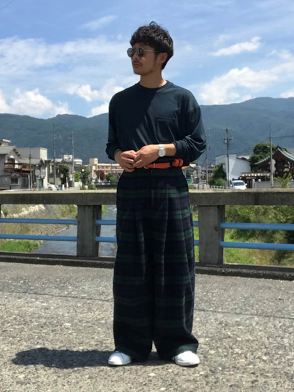 グリーン系のTシャツ/カットソー、グリーン系のその他パンツ、その他のその他を着用したメンズの夏コーディネートの1枚目の写真