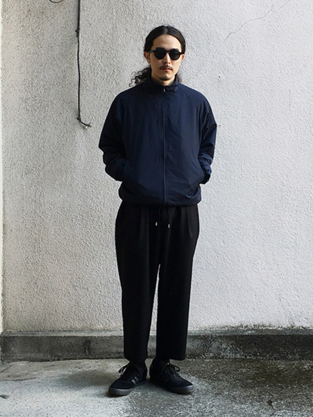 ブルー系のノーカラージャケット、グリーン系のTシャツ/カットソー、ブルー系のその他パンツを着用したメンズの秋コーディネートの1枚目の写真