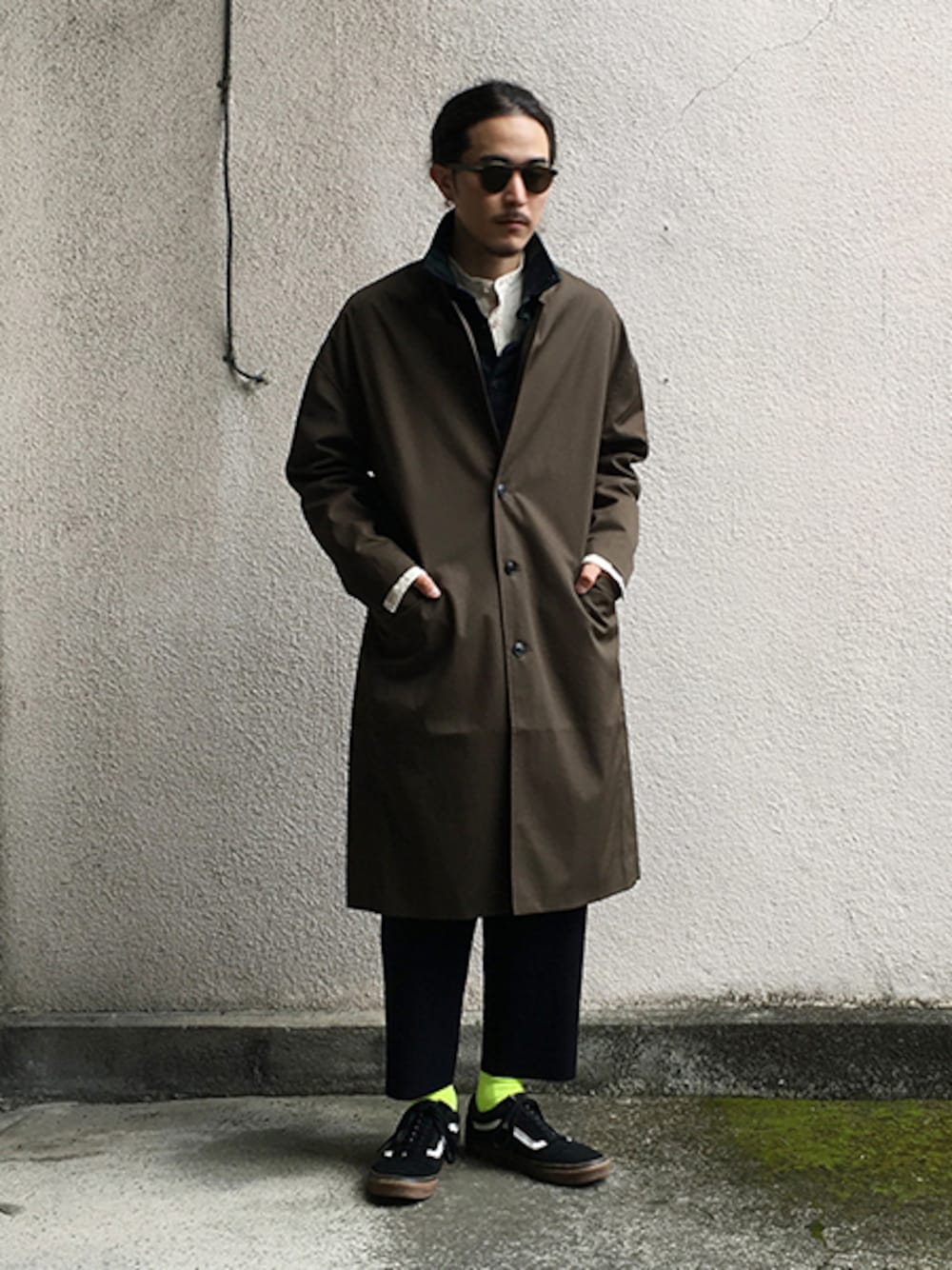 グリーン系のチェスターコート、グリーン系のシャツ/ブラウス、ホワイト系のシャツ/ブラウスを着用したメンズの秋コーディネートの1枚目の写真